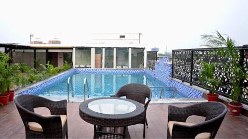 hotel regal crest
