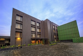 Purple Elephant Luxury Business Hotel,,3 star