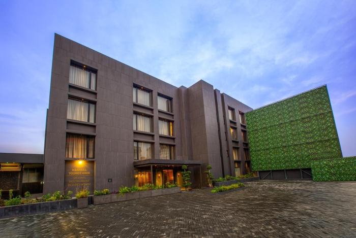 purple elephant luxury business hotel