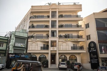 aura inn and suites