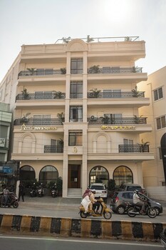 aura inn and suites