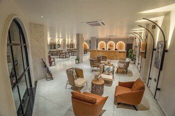 aura inn and suites