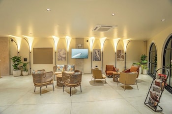 aura inn and suites