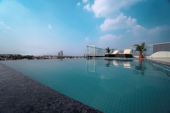 aura inn and suites