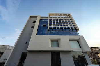 hotel monville alkapuri