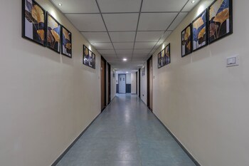 hotel monville alkapuri