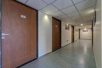 hotel monville alkapuri