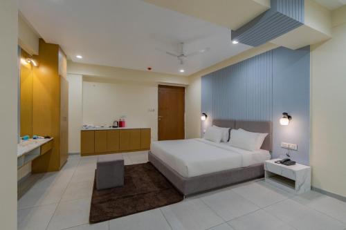 hotel monville alkapuri