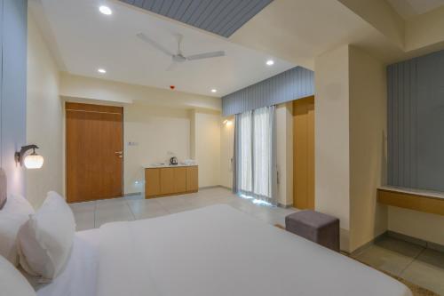 hotel monville alkapuri