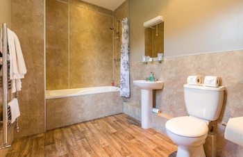 the lounge hotel and bar