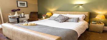 the lounge hotel and bar