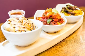 the lounge hotel and bar