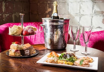 the lounge hotel and bar