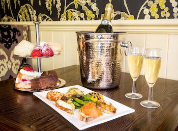 the lounge hotel and bar