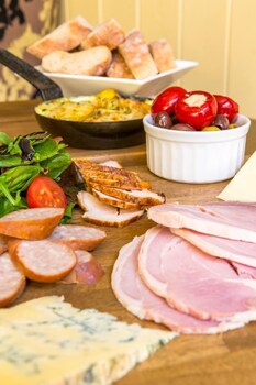 the lounge hotel and bar