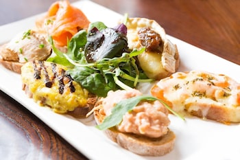 the lounge hotel and bar