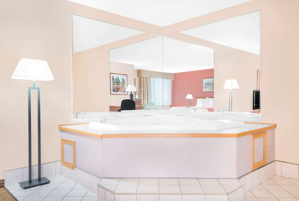 baymont by wyndham springfield south hwy 65