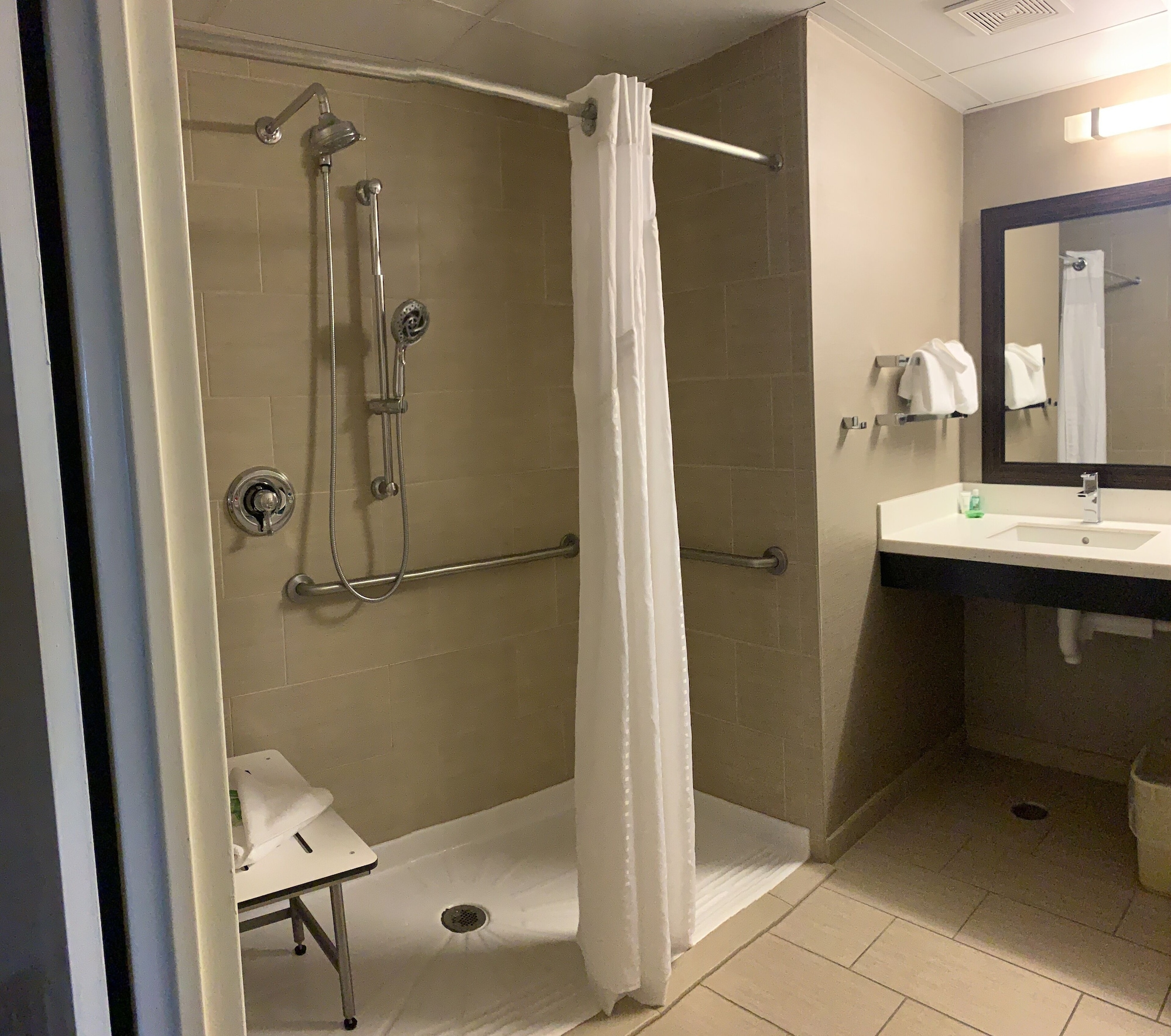 Holiday Inn Wilkes Barre - East Mountain By Ihg,Pennsylvania>>Crystal Lake,3 star
