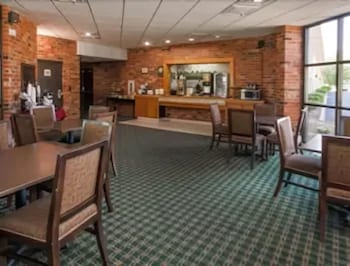 Clarion Pointe Bloomington - Normal Near I-55 And University,Mclean>>Bloomington,3 star