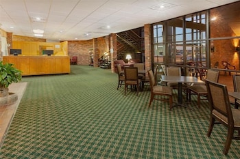 Clarion Pointe Bloomington - Normal Near I-55 And University,Mclean>>Bloomington,3 star