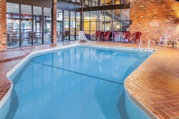 Clarion Pointe Bloomington - Normal Near I-55 And University,Mclean>>Bloomington,3 star