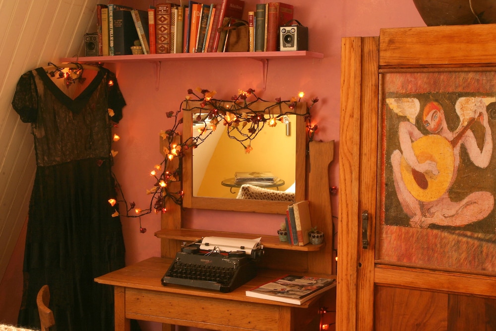 daddy long legs art hotel