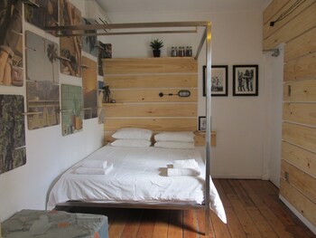 daddy long legs art hotel