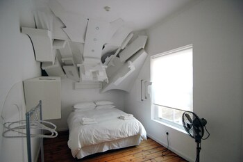 daddy long legs art hotel