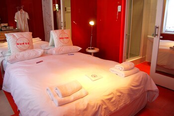 daddy long legs art hotel