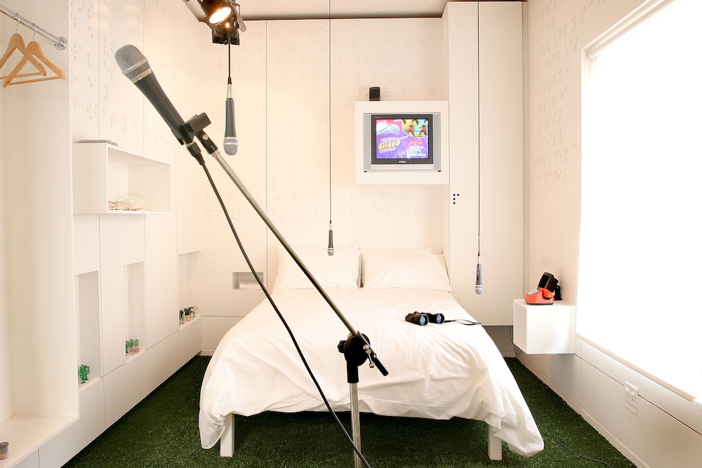 daddy long legs art hotel