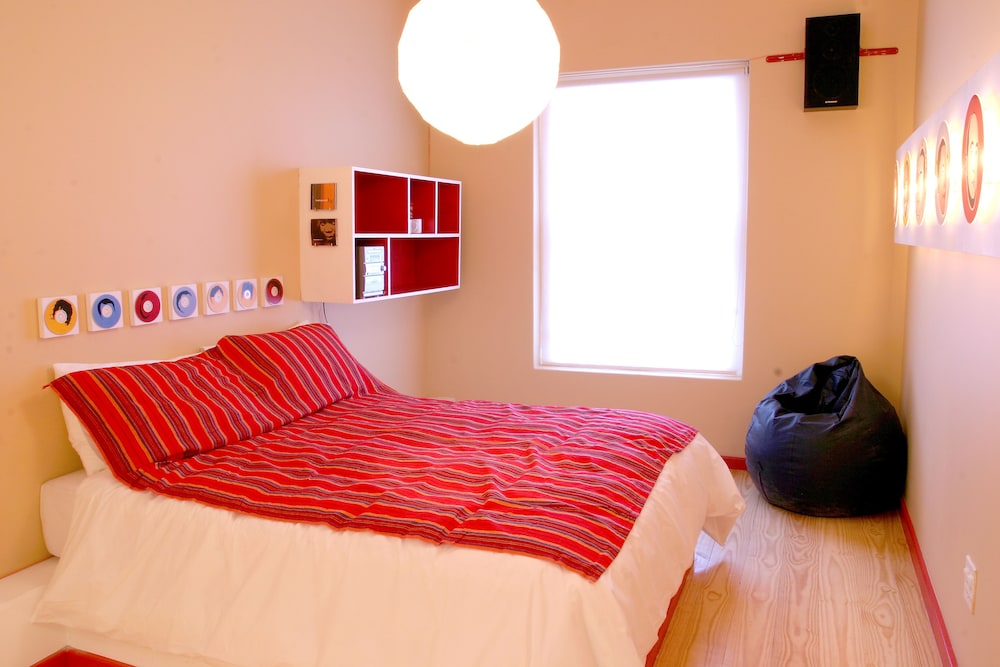 daddy long legs art hotel