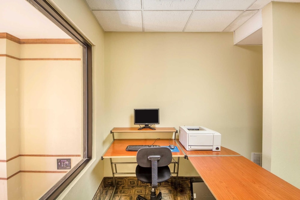 quality inn and suites midamerica industrial park area
