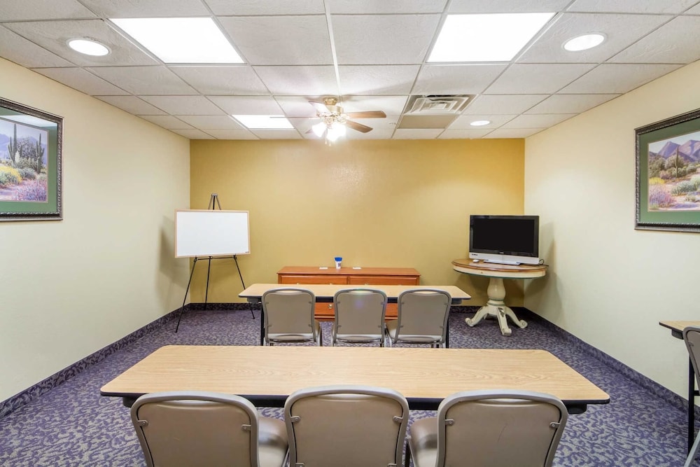 quality inn and suites midamerica industrial park area
