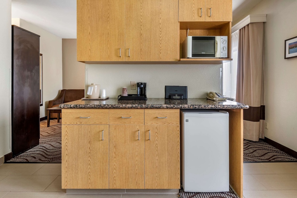 comfort inn and suites