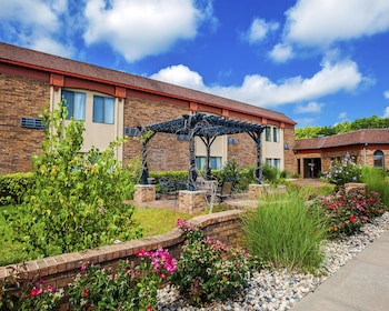 suburban studios kansas city airport north