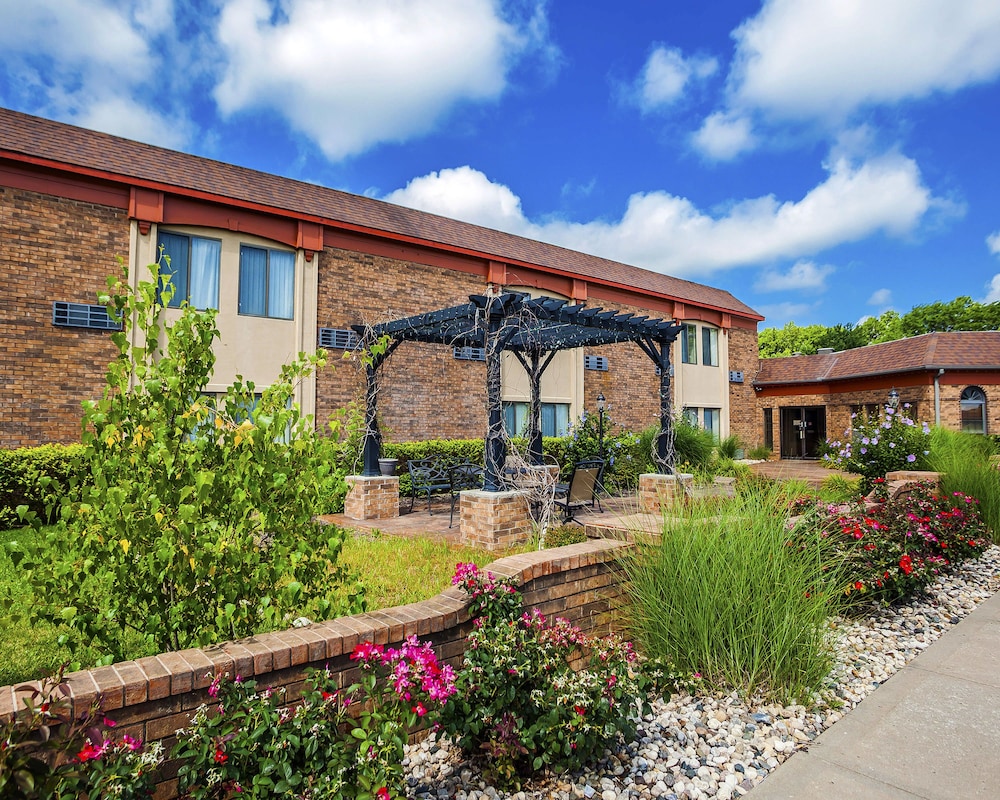 suburban studios kansas city airport north