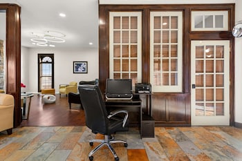 suburban studios kansas city airport north