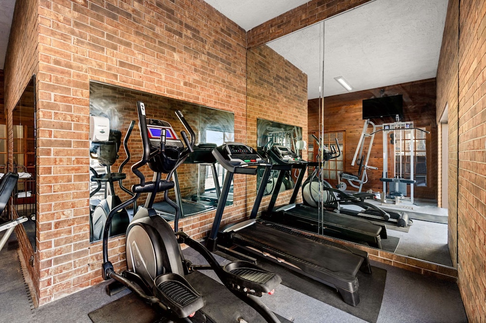 suburban studios kansas city airport north