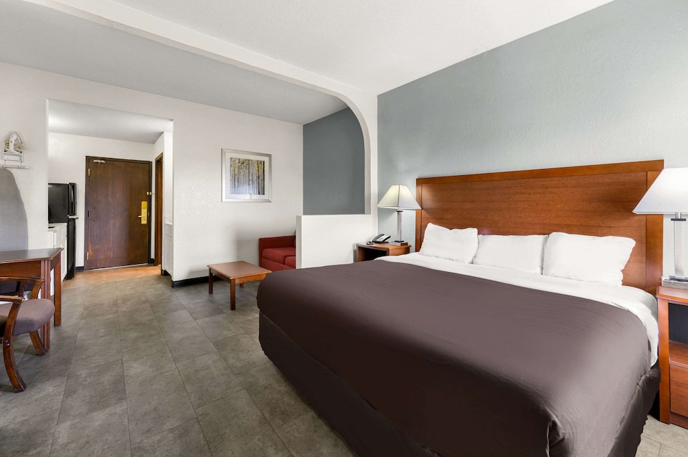 suburban studios kansas city airport north