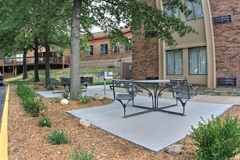 suburban studios kansas city airport north