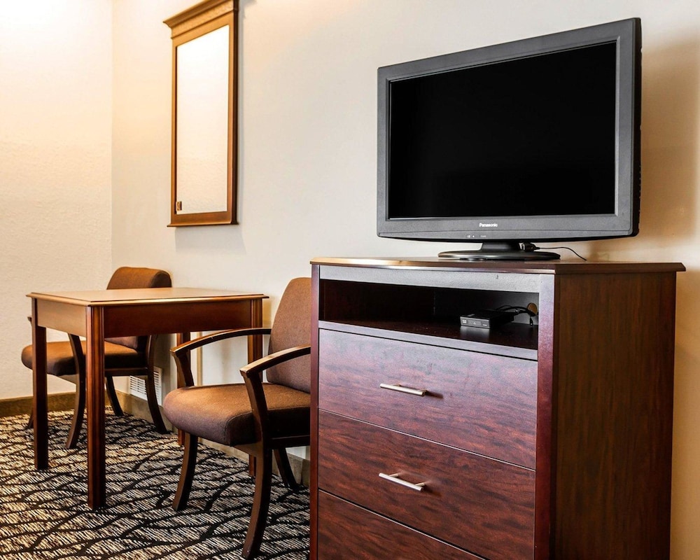 suburban studios kansas city airport north