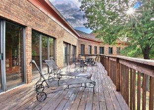 suburban studios kansas city airport north