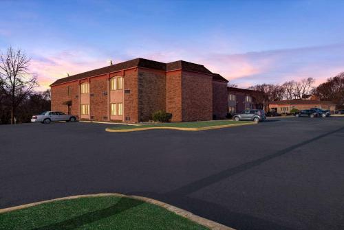 Suburban Studios Kansas City Airport North,Kansas City>>Fort Leavenworth,2 star