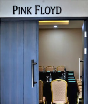 hotel california bandung