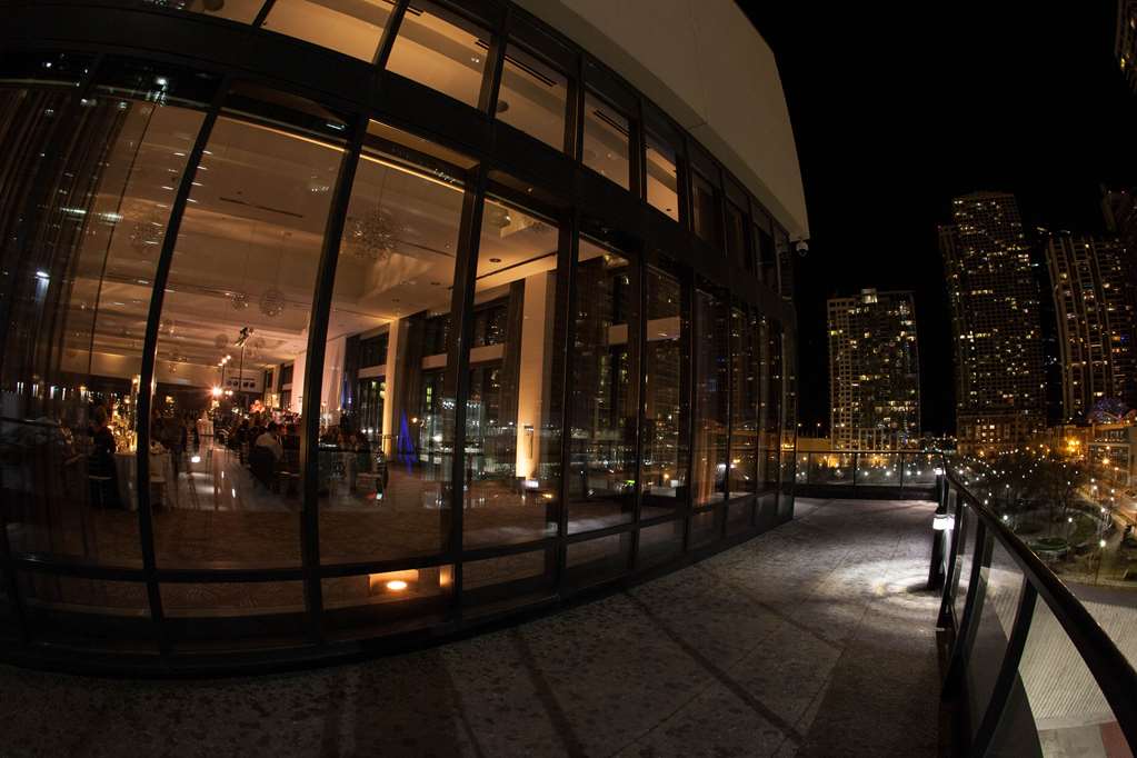 radisson blu aqua hotel chicago