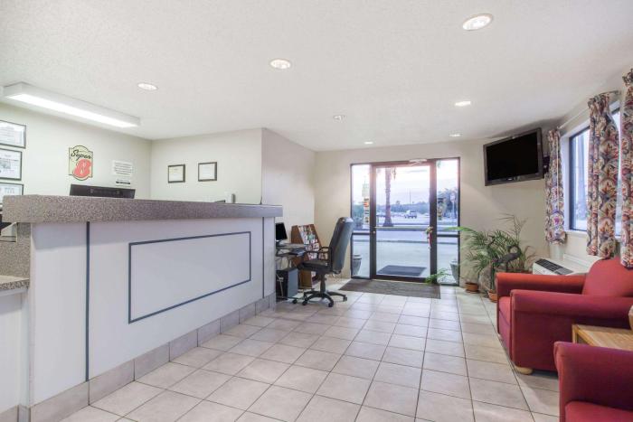 super 8 by wyndham cleveland tx