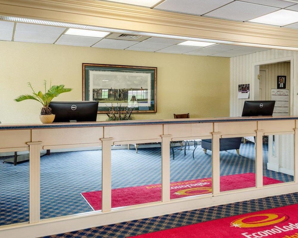 econo lodge inn and suites