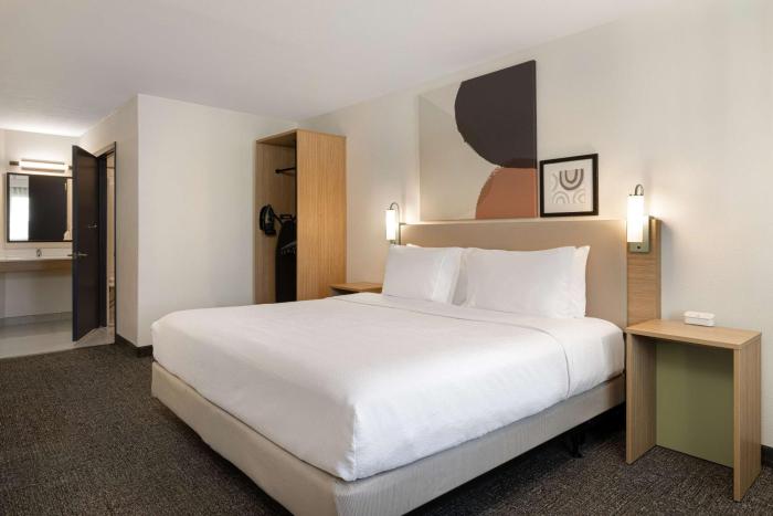 spark by hilton santa nella on i 5