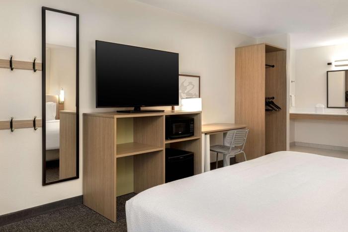 spark by hilton santa nella on i 5