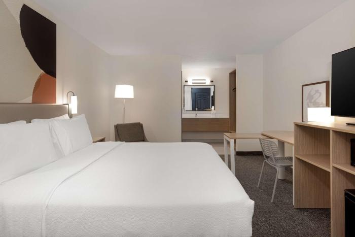 spark by hilton santa nella on i 5
